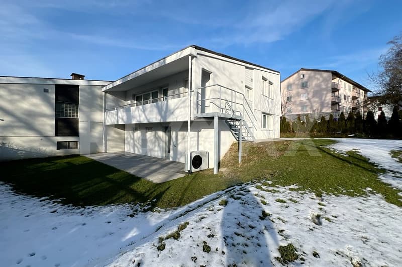 Casa familiare con potenziale di sviluppo direttamente sul ruscello (3)