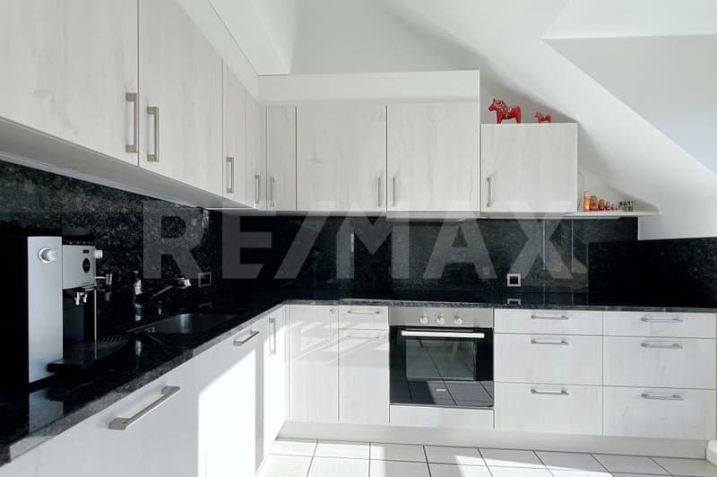 Appartamento mansardato luminoso 4.5 locali con balcone in una posizione tranquilla (9)