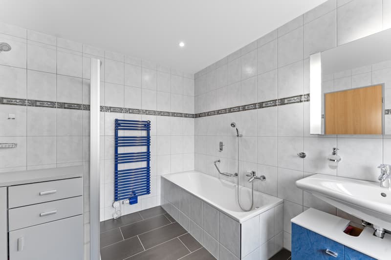 grosses Badezimmer im OG