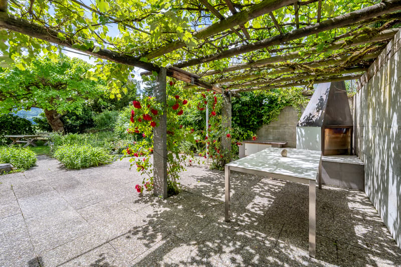 Sitzplatz mit Pergola und Cheminée
