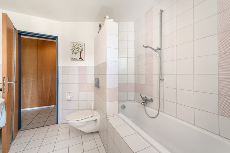 Badezimmer unten mit Badewanne