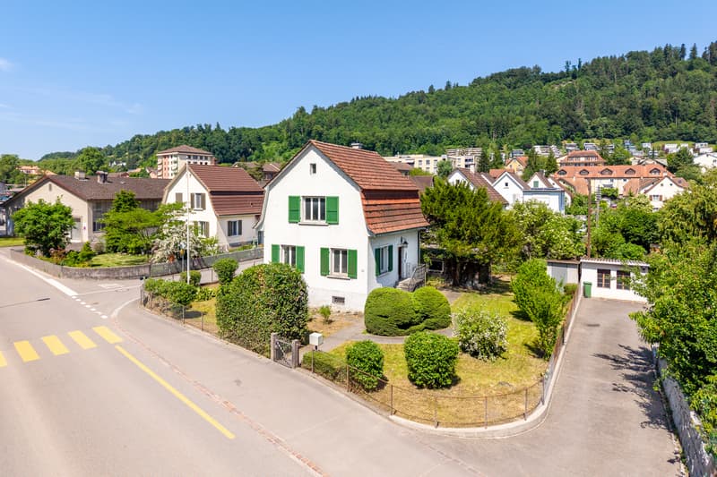 Hübsches Einfamilienhaus mit viel Umschwung und grossem Potenzial (3)