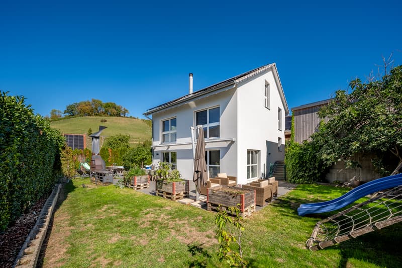 Freistehendes 7.5-Zimmer-Einfamlienhaus mit Pool und tollem Umschwung (2)