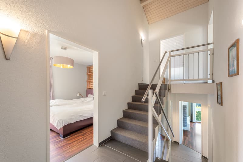 Treppenhaus mit Blick ins Zimmer