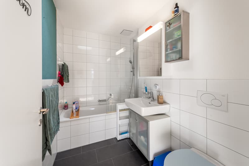 Nasszelle mit Bad, WC und Lavabo