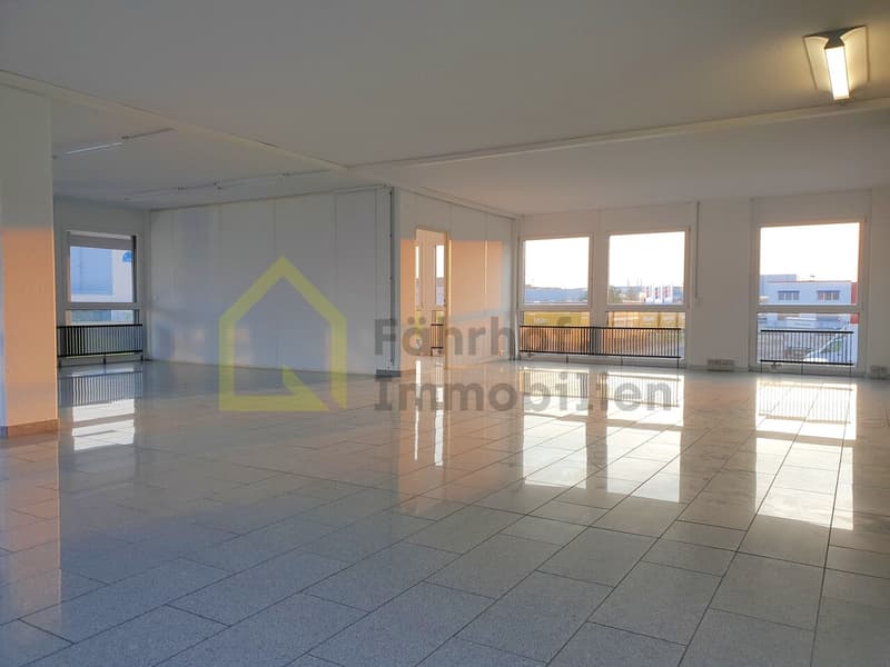 Modern bright office spaces near highway access (3)