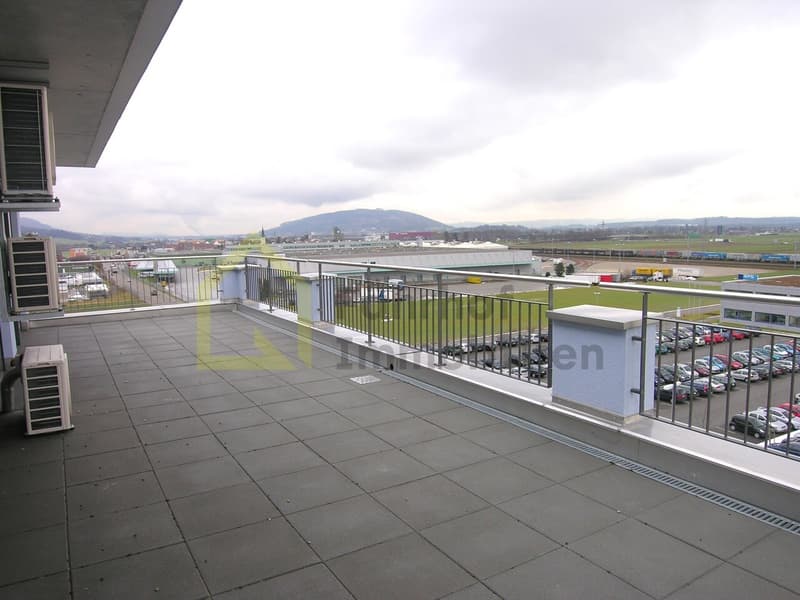 Bright office space in central location with terrace (4)