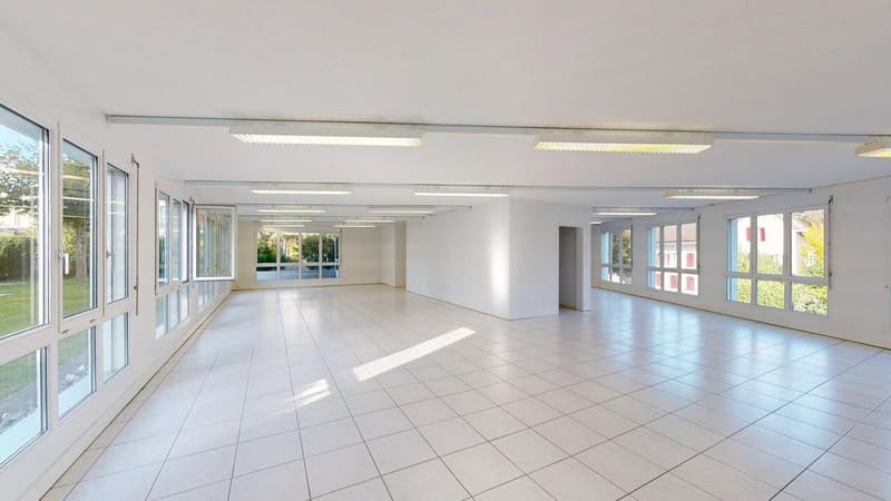 Ideal business location with high visibility (9)