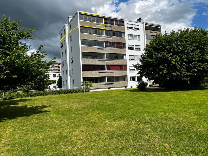 Very well-maintained 4½ room apartment on the top floor (12)