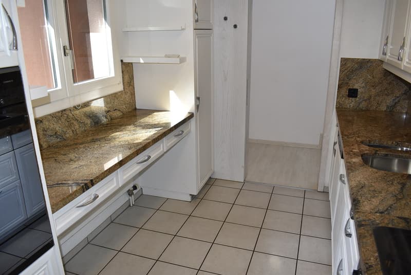 Appartement 5.5 pièces avec garage double adjacent, situé au bord de la forêt (2)