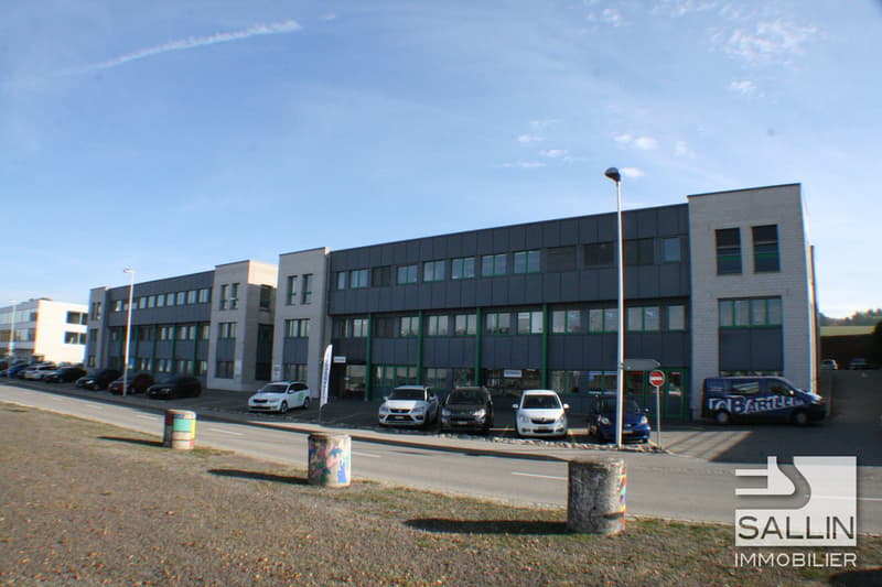 Administrative area of approx. 270 m² with 3 outdoor spaces and 2 indoor spaces (1)