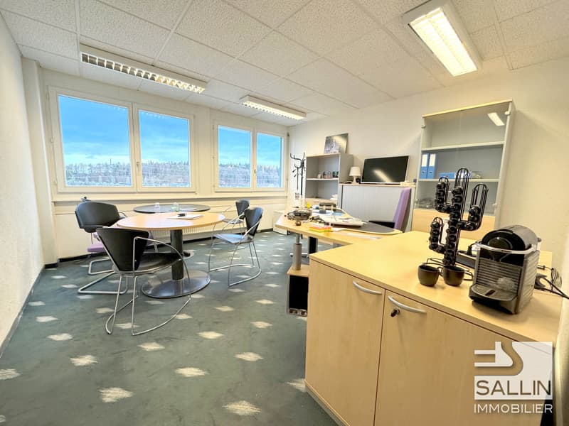 Administrative area of approx. 270 m² with 3 outdoor spaces and 2 indoor spaces (6)