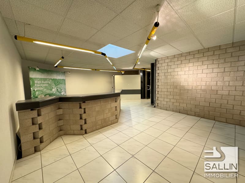 Administrative area of approx. 270 m² with 3 outdoor spaces and 2 indoor spaces (2)
