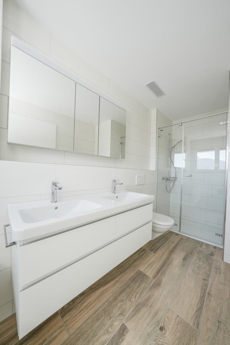 Badezimmer mit Dusche und Badewanne