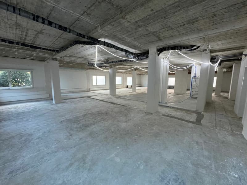 Spazio commerciale al piano terra, situato centralmente a Oberengstringen (5)