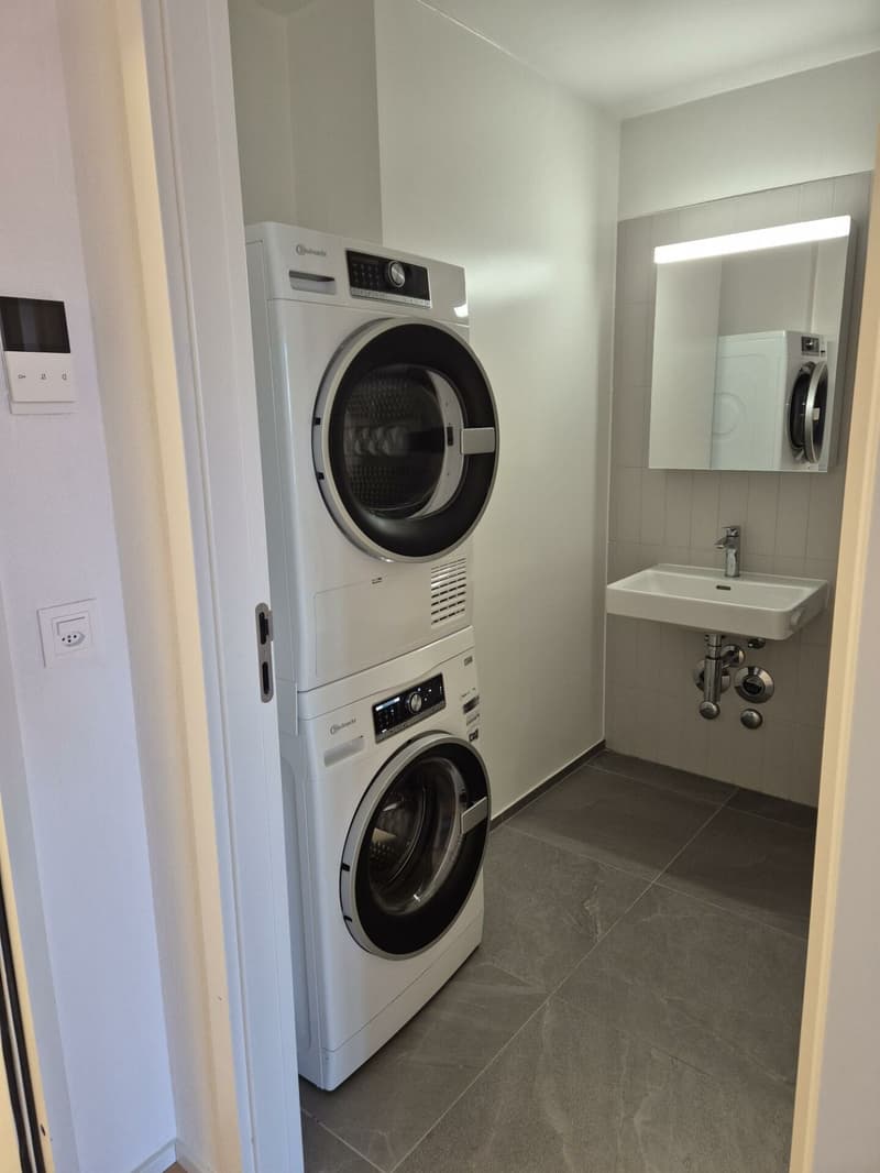 J.Salle de douche avec colonne de lavage.jpg