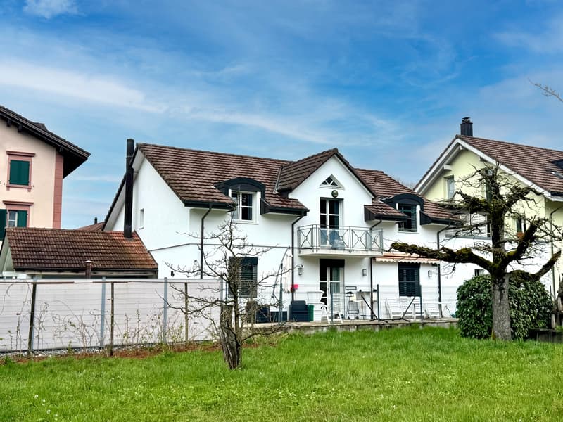 Teilsaniertes Zweifamilienhaus mit Entwicklungspotenzial (1)