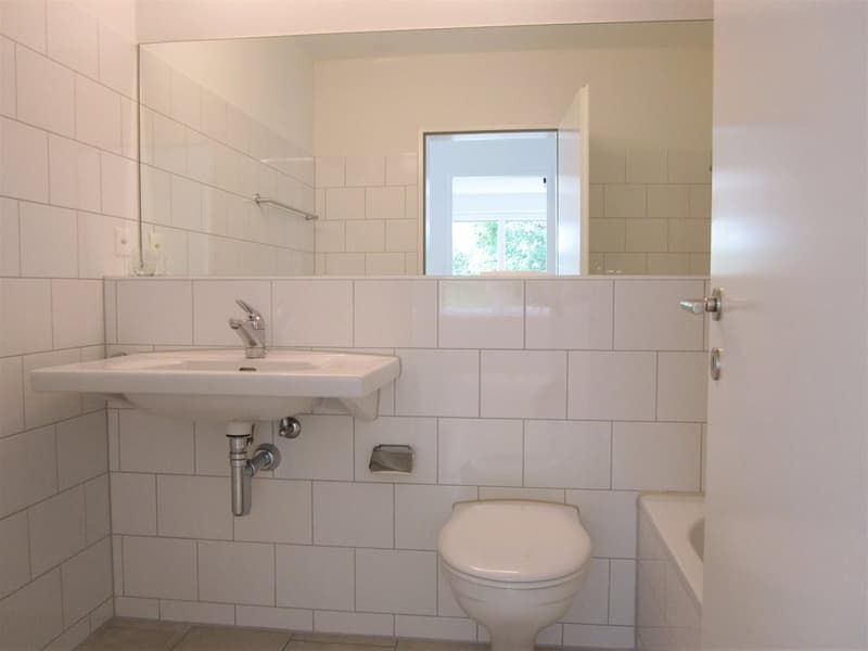Badezimmer mit Badewanne und WC