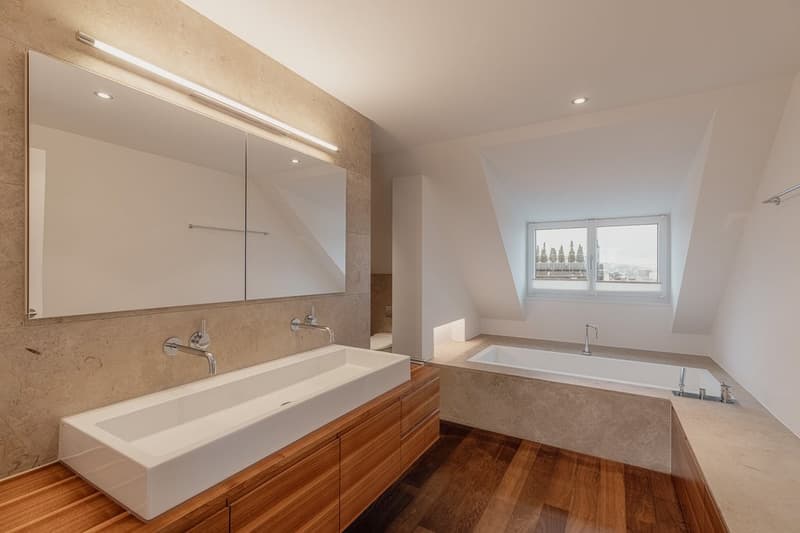 Badezimmer mit Badewanne/Dusche/WC