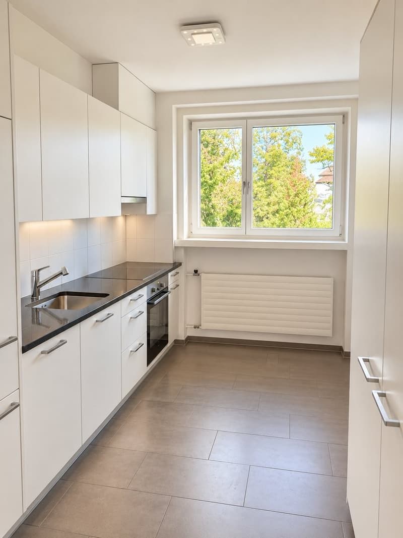 Helle_minimalistische_Kueche_mit_Fensterblick.png