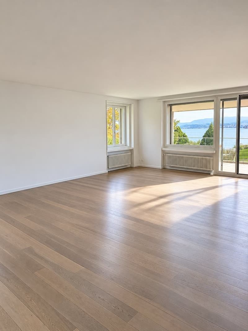 Heller_leerer_Wohnraum_mit_Seeblick.png