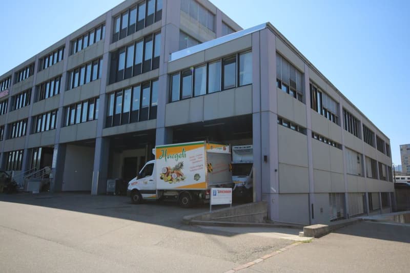 Attractive commercial space seeking new tenants (5)