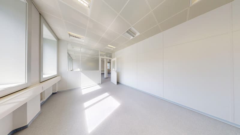 Expanded office on the 1st floor in a central location in Kloten with parking possibilities (6)