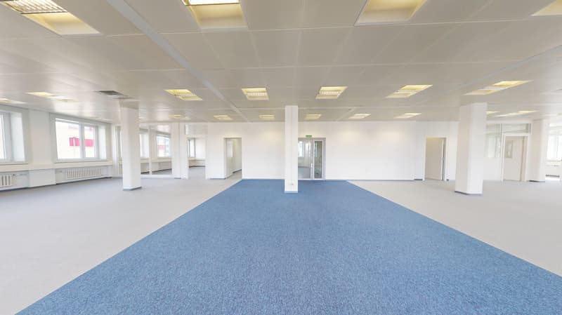 Expanded office on the 1st floor in a central location in Kloten with parking possibilities (4)