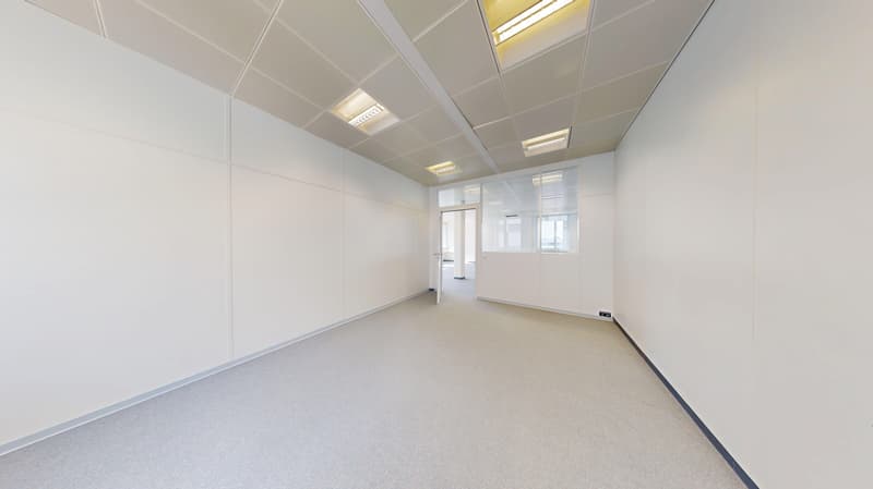 Expanded office on the 1st floor in a central location in Kloten with parking possibilities (7)