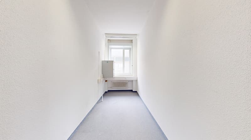 Expanded office on the 1st floor in a central location in Kloten with parking possibilities (10)
