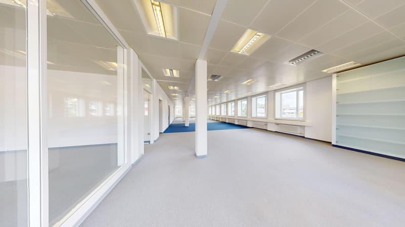 Expanded office on the 1st floor in a central location in Kloten with parking possibilities (1)
