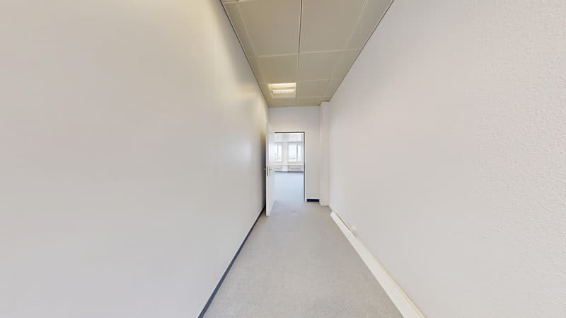 Expanded office on the 1st floor in a central location in Kloten with parking possibilities (8)