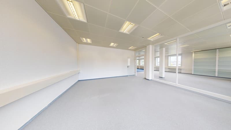 Expanded office on the 1st floor in a central location in Kloten with parking possibilities (9)