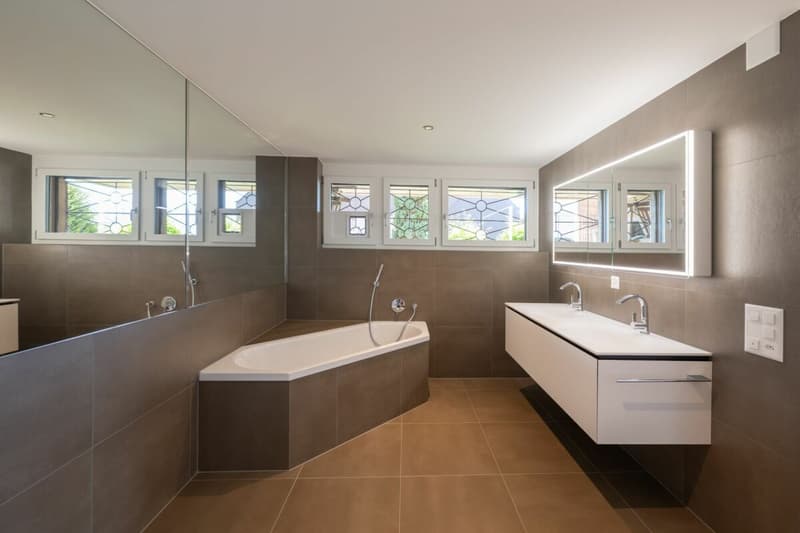 Appartement spacieux avec vue sur le lac et concept de pièces réfléchi (6)