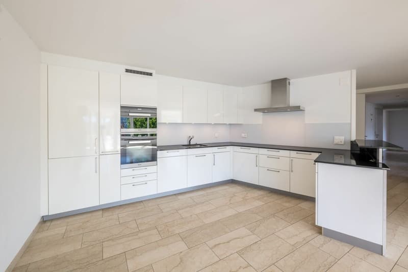 Appartement spacieux avec vue sur le lac et concept de pièces réfléchi (3)