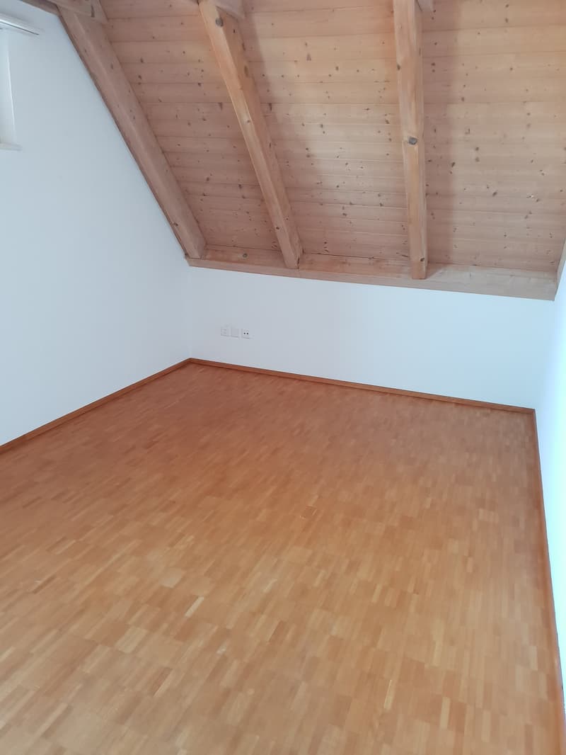 empty room, wooden floor, wooden ceiling, white walls, power outlets