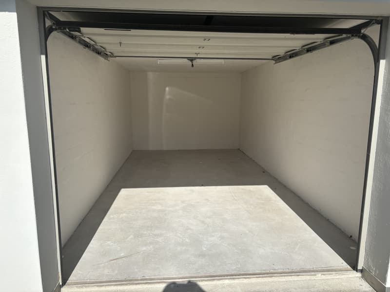 Sichere und gepflegte Garagenbox an attraktiver Lage in Zürich Höngg (1)