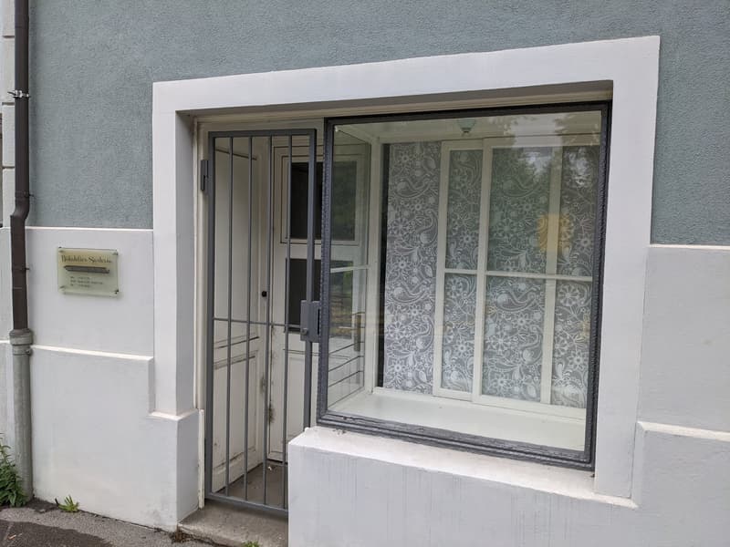 Charming studio with shop window (2)