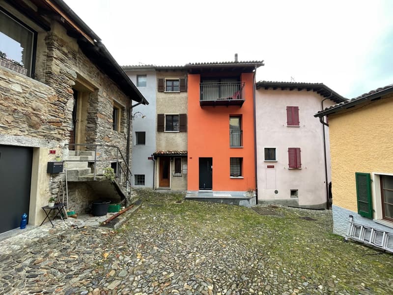 Piazza comunale con accesso alla casa