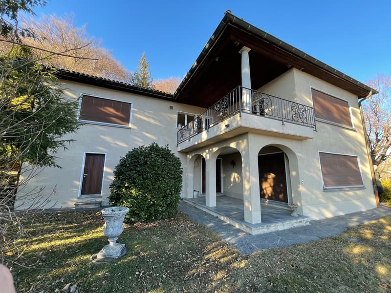 VILLA BIFAMILIARE IN POSIZIONE DOMINANTE CON MAGNIFICA VISTA (1)