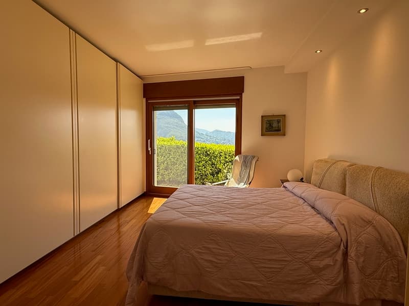 MAGNIFICO Appartamento CON CURATISSIMO GIARDINO E VISTA LAGO (9)