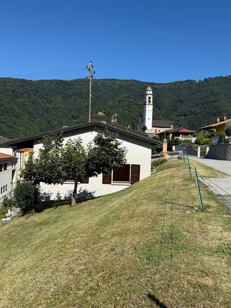 Casa unifamiliare, ampliabile, comoda con due ampi garage (3)