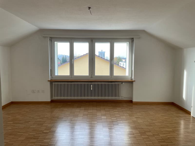 Charmantes 1.5 Zimmer-Dachgeschoss-Wohnung in Bassersdorf (2)