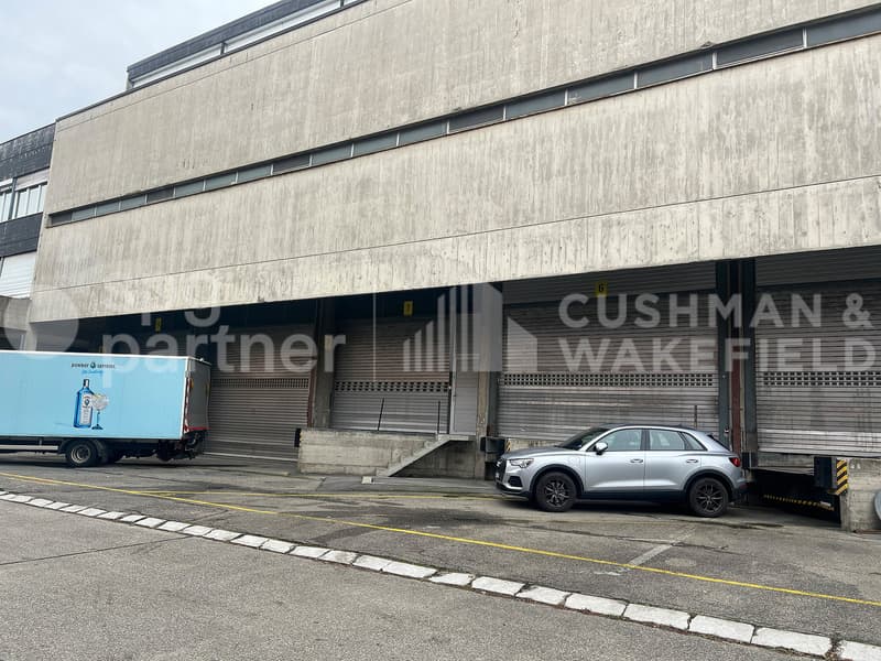 Junge 23 - Logistiklager von 2'400 m² (5)