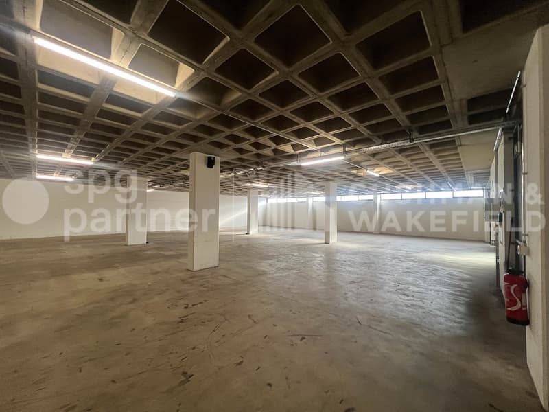 Junge 23 - Logistiklager von 2'400 m² (4)