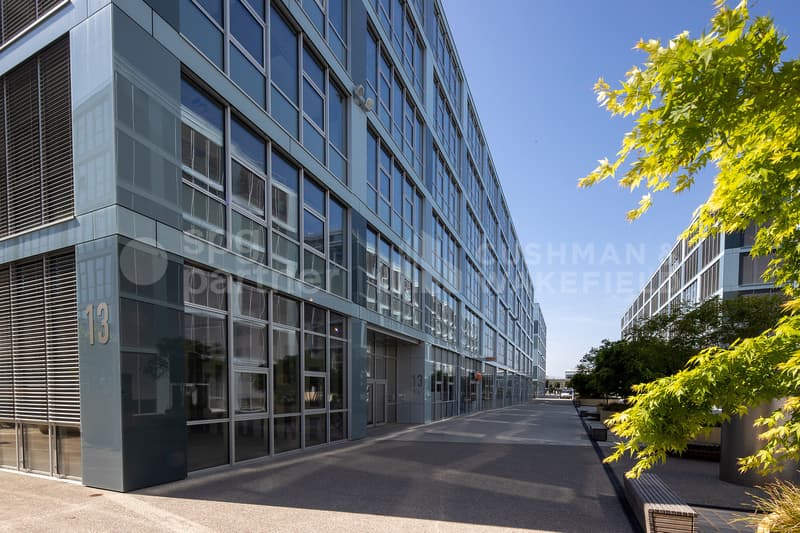 Belle superfici industriali e artigianali di 498 m² e 812 m² situate al piano terra (4)