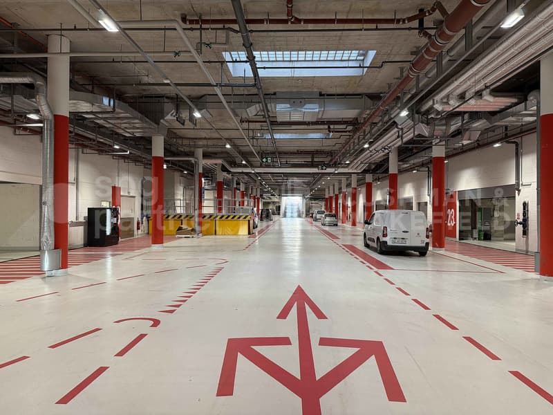Belle superfici industriali e artigianali di 498 m² e 812 m² situate al piano terra (3)