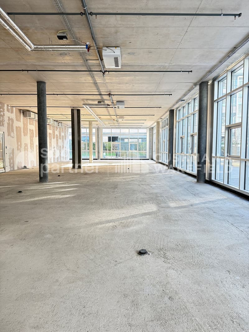 Belle superfici industriali e artigianali di 498 m² e 812 m² situate al piano terra (2)