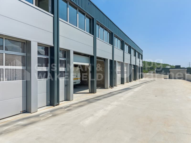 Oberirdische Handwerksflächen in Duplex mit Fahrzeugzugang - SATIGNY (Bois-de-Bay) (2)