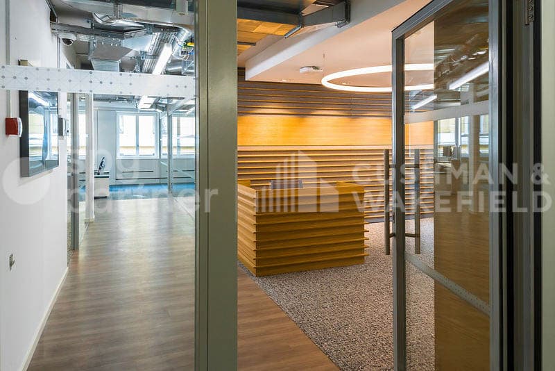 820 m² di uffici di alta gamma, a due passi dal lago (5)